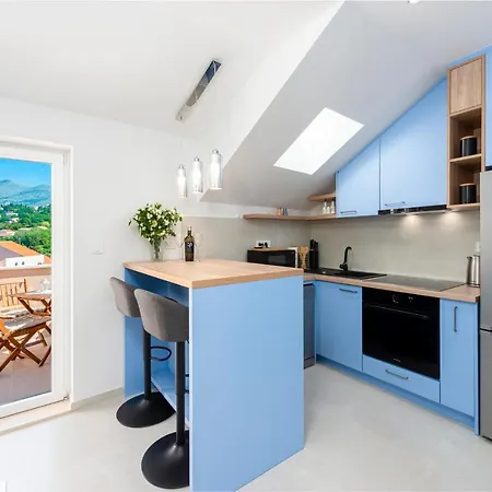 Peaceful 2-bedroom Srebreno Apartman *