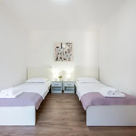 Peaceful 2-bedroom Srebreno Mlini