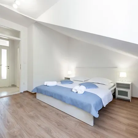 Apartman Peaceful 2-bedroom Srebreno